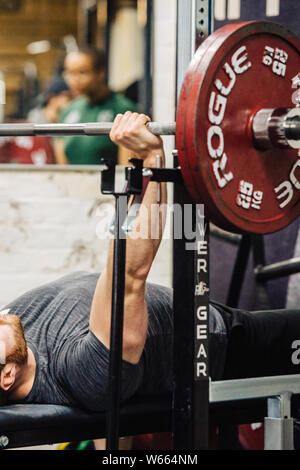 Concorrente maschio presso l'Università di Leeds Powerlifting soddisfare fino a Implexus palestra. Foto Stock