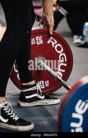 Concorrente maschio presso l'Università di Leeds Powerlifting soddisfare fino a Implexus palestra. Foto Stock