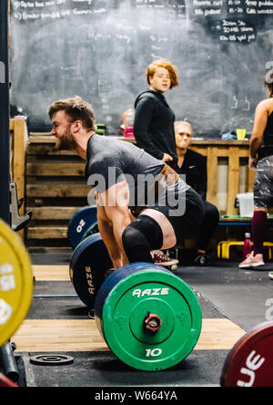 Concorrente maschio presso l'Università di Leeds Powerlifting soddisfare fino a Implexus palestra. Foto Stock