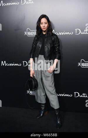 Tedesco-nato attrice Taiwanese Janine Chang Chun-ning pone al Massimo Dutti Collezione Autunno/Inverno 2018 a Shanghai in Cina, 18 luglio 2018. Foto Stock