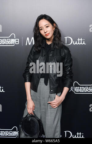 Tedesco-nato attrice Taiwanese Janine Chang Chun-ning pone al Massimo Dutti Collezione Autunno/Inverno 2018 a Shanghai in Cina, 18 luglio 2018. Foto Stock