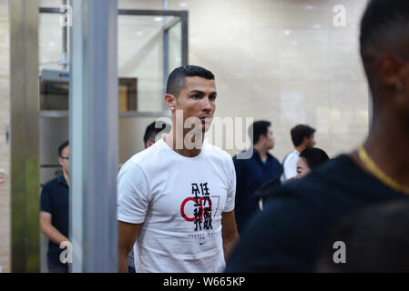 Portoghese giocatore di calcio Cristiano Ronaldo della Juventus FC è raffigurato prima di prendere un aereo privato di lasciare Pechino, 20 luglio 2018. *** Local Foto Stock