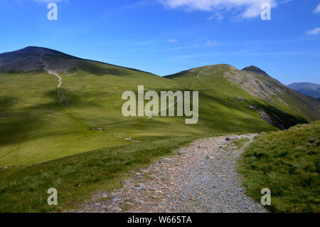 Sand Hill e il Wainwright Grisedale Pike dal mucchio di pietre su Coledale Hause in Parco Nazionale del Distretto dei Laghi, Cumbria, Inghilterra, Regno Unito. Foto Stock