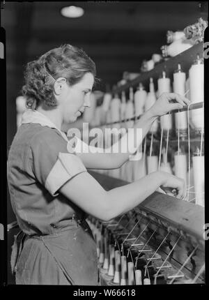 Il punto più alto, North Carolina - Prodotti tessili. Pickett filati Mill. Spinner al lavoro Foto Stock