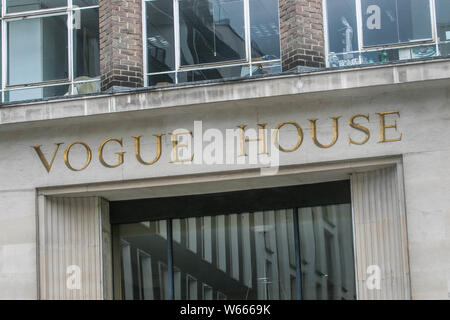 Luglio 31, 2019, London, Regno Unito: il logo branding esterno rivista Vogue uffici a Londra. Di SUA ALTEZZA REALE IL PRINCIPE DI GALLES la Duchessa di Sussex è stato un guest editor di il numero di settembre della rivista di moda Vogue che si concentra sulle forze del cambiamento. Credito: Amer Ghazzal SOPA/images/ZUMA filo/Alamy Live News Foto Stock