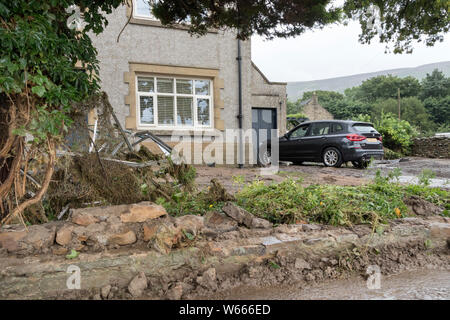 Di Reeth, Swaledale, North Yorkshire Regno Unito. Il 31 luglio 2019. Regno Unito Meteo. Come acque alluvionali retrocedere nella Reeth i danni alla proprietà diventa chiara e la pulizia del disco inizia a. Credito: David Forster/Alamy Live News Foto Stock