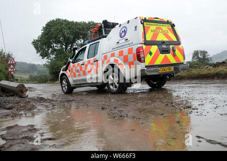 Di Reeth, Swaledale, North Yorkshire Regno Unito. Il 31 luglio 2019. Regno Unito Meteo. Come acque alluvionali retrocedere nella Reeth i danni alla proprietà diventa chiara e la pulizia del disco inizia a. Credito: David Forster/Alamy Live News Foto Stock