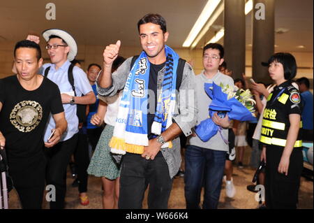 Italian-Brazilian calciatore Eder è raffigurato dopo essere arrivati presso la Nanjing Lukou International Airport nella città di Nanjing, a est della Cina di Jiangsu pro Foto Stock