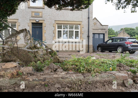 Di Reeth, Swaledale, North Yorkshire Regno Unito. Il 31 luglio 2019. Regno Unito Meteo. Come acque alluvionali retrocedere nella Reeth i danni alla proprietà diventa chiara e la pulizia del disco inizia a. Credito: David Forster/Alamy Live News Foto Stock