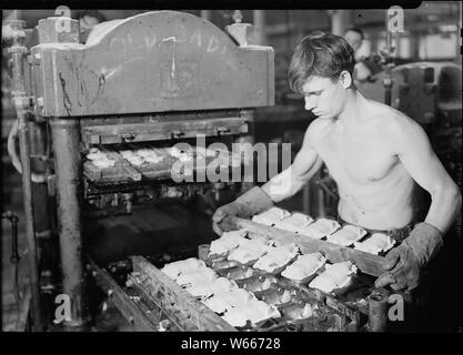 Mt. Holyoke, Massachusetts - Paragon Rubber Co. e carattere americano bambola. Premendo corpi di gomma (Francese). Foto Stock