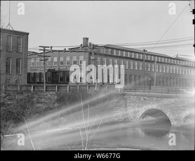 Mt. Holyoke, Massachusetts - Scene. Un mulino, absentee tipo di proprietà di proprietà di un'azienda internazionale che ha consolidato con la sua filiale in un'altra città. Pompa Worthington e macchinari Corporation (Heo Harrison, New Jersey). Foto Stock