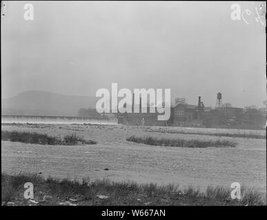 Mt. Holyoke, Massachusetts - Scene. La diga: il fiume Connecticut: il vecchio e famoso Hampshire bond impianto di fabbricazione, recentemente acquistata dal suo prossimo, Carew fabbricazione. Anche una vecchia e mulino indipendente; fondatore paternalistico abbastanza per costruire una chiesa che si erge ancora, abbastanza sensazione locale di impiegare da South Hadley perché sull'Hadley lato del fiume - Carew Manufacturing Company. Foto Stock