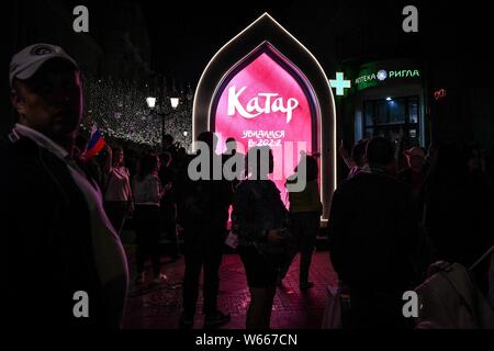 Un cartello del Qatar 2022 FIFA World Cup è in esposizione su strada durante il 2018 FIFA World Cup a Mosca, Russia, 8 luglio 2018. Foto Stock