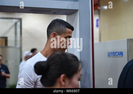 Portoghese giocatore di calcio Cristiano Ronaldo della Juventus FC è raffigurato prima di prendere un aereo privato di lasciare Pechino, 20 luglio 2018. *** Local Foto Stock