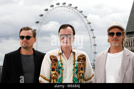 Leonardo DiCaprio, Quentin Tarantino e Brad Pitt che frequentano un photocall per una volta... In Hollywood, svoltasi presso il Corinthia Hotel di Londra. Foto Stock