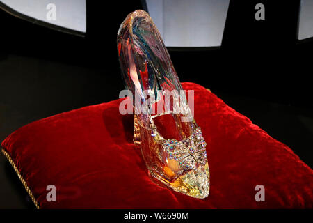 Le scarpe sono esposte durante l'acclamato dalla critica mostra 'Szappatrici: piacere e dolore" tenuto da Victoria and Albert Museum a Pechino in Cina, 28 Lug Foto Stock