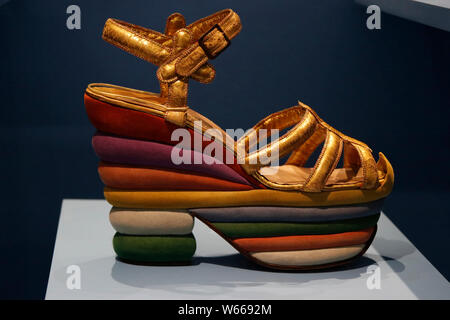 Le scarpe sono esposte durante l'acclamato dalla critica mostra 'Szappatrici: piacere e dolore" tenuto da Victoria and Albert Museum a Pechino in Cina, 28 Lug Foto Stock