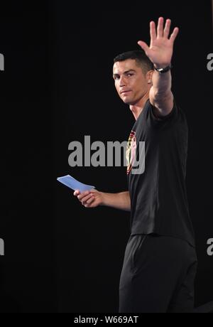 Portoghese giocatore di calcio Cristiano Ronaldo della Juventus FC partecipa a un colloquio di lavoro durante le scuole attive Campo di sport in una scuola primaria a Pechino, Foto Stock