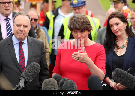 (Da sinistra a destra) DUP vice leader Nigel Dodds, DUP Leader Arlene Foster e Emma Little-Pengelly parlando ai media in seguito a un incontro con il Primo Ministro Boris Johnson a Stormont House di Belfast. Foto Stock