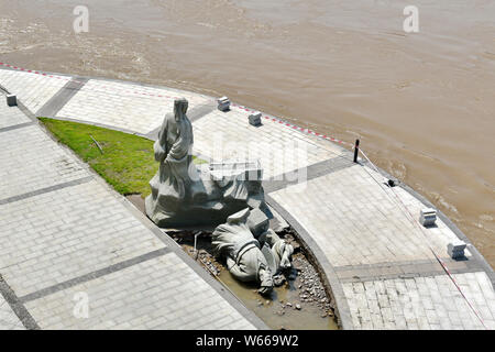 Vista la statua permanente di Huang Tingjian e danneggiato la statua del su Shi, entrambi dei quali sono ben noti poeti della Dinastia Song (960-1279), sulla b Foto Stock