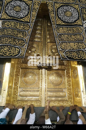 Luglio 30, 2019, la Mecca, Jedddah, Arabia Saudita: musulmani pellegrini kiss e toccare la parete della Kaaba come eseguire il Tawaf al- Ifada durante l annuale hajj pellegrinaggio alla Mecca Luglio 31, 2019. Secondo i musulmani libro sacro Corano, la Kaaba fu costruita da Abramo e suo figlio Ismael, dopo Ismael si erano insediati in Arabia. Milioni di musulmani sono arrivati in Arabia Saudita per eseguire il loro Hajj Credito: Ashraf Amra/immagini APA/ZUMA filo/Alamy Live News Foto Stock