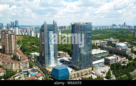 Vista di una cascata artificiale sulla parte esterna di un 121-metro-alto edificio di uffici nella città di Guiyang, a sud-ovest della Cina di Guizhou, 20 luglio 2018. Foto Stock