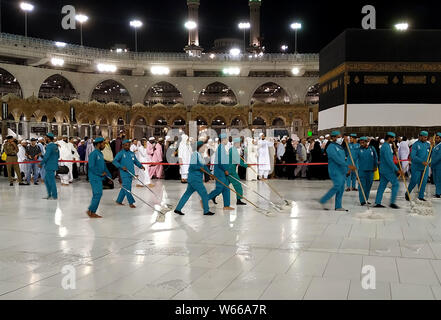 Luglio 30, 2019, la Mecca, Jedddah, Arabia Saudita: i lavoratori pulire il pavimento della Sacra Kaaba presso la Grande Moschea, durante l annuale hajj pellegrinaggio alla Mecca Luglio 31, 2019. Secondo i musulmani libro sacro Corano, la Kaaba fu costruita da Abramo e suo figlio Ismael, dopo Ismael si erano insediati in Arabia. Milioni di musulmani sono arrivati in Arabia Saudita per eseguire il loro Hajj Credito: Ashraf Amra/immagini APA/ZUMA filo/Alamy Live News Foto Stock