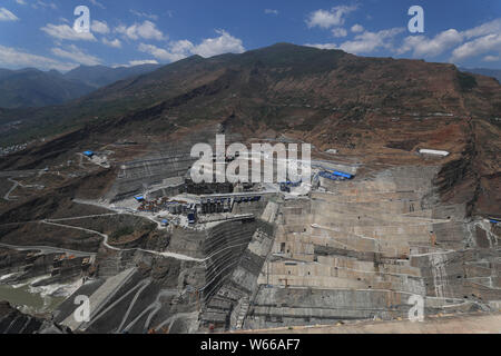 --FILE--In questa vista aerea, la Baihetan stazione idroelettrica, il secondo produttore al mondo di energia idroelettrica, il progetto è in fase di costruzione nella città Dazhai, Qia Foto Stock