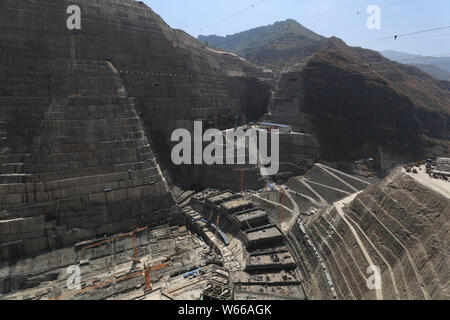 --FILE--In questa vista aerea, la Baihetan stazione idroelettrica, il secondo produttore al mondo di energia idroelettrica, il progetto è in fase di costruzione nella città Dazhai, Qia Foto Stock