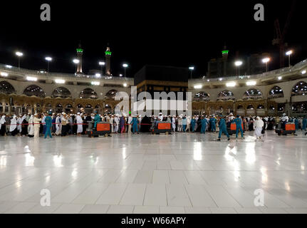 Luglio 30, 2019, la Mecca, Jedddah, Arabia Saudita: i lavoratori pulire il pavimento della Sacra Kaaba presso la Grande Moschea, durante l annuale hajj pellegrinaggio alla Mecca Luglio 31, 2019. Secondo i musulmani libro sacro Corano, la Kaaba fu costruita da Abramo e suo figlio Ismael, dopo Ismael si erano insediati in Arabia. Milioni di musulmani sono arrivati in Arabia Saudita per eseguire il loro Hajj Credito: Ashraf Amra/immagini APA/ZUMA filo/Alamy Live News Foto Stock