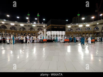 Luglio 30, 2019, la Mecca, Jedddah, Arabia Saudita: i lavoratori pulire il pavimento della Sacra Kaaba presso la Grande Moschea, durante l annuale hajj pellegrinaggio alla Mecca Luglio 31, 2019. Secondo i musulmani libro sacro Corano, la Kaaba fu costruita da Abramo e suo figlio Ismael, dopo Ismael si erano insediati in Arabia. Milioni di musulmani sono arrivati in Arabia Saudita per eseguire il loro Hajj Credito: Ashraf Amra/immagini APA/ZUMA filo/Alamy Live News Foto Stock