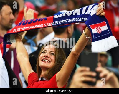 Una ventola croato detiene un banner per supportare la Croazia in quarterfinal match contro la Russia durante il 2018 FIFA World Cup a Sochi, Russia, 7 Luglio 2018 Foto Stock