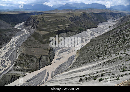 Paesaggio del Grand Canyon di Wusu in città Wusu, Ili kazako prefettura autonoma, a nord-ovest della Cina di Xinjiang Uyghur Regione autonoma, 1 Luglio 2018 Foto Stock