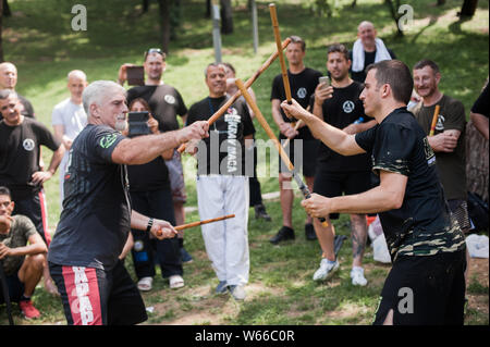 ISTANBUL, Turchia - 30 Maj - Jun 02. 2019. Istruttore Kapap Fabian Garcia dall Argentina, dimostra escrima filippino due mani due stick fighting te Foto Stock