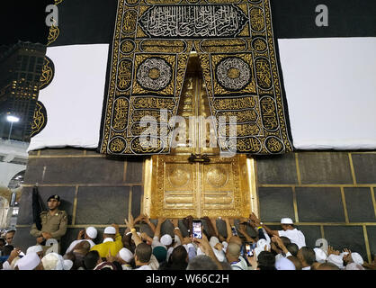 Luglio 30, 2019, la Mecca, Jedddah, Arabia Saudita: musulmani pellegrini kiss e toccare la parete della Kaaba come eseguire il Tawaf al- Ifada durante l annuale hajj pellegrinaggio alla Mecca Luglio 31, 2019. Secondo i musulmani libro sacro Corano, la Kaaba fu costruita da Abramo e suo figlio Ismael, dopo Ismael si erano insediati in Arabia. Milioni di musulmani sono arrivati in Arabia Saudita per eseguire il loro Hajj Credito: Ashraf Amra/immagini APA/ZUMA filo/Alamy Live News Foto Stock