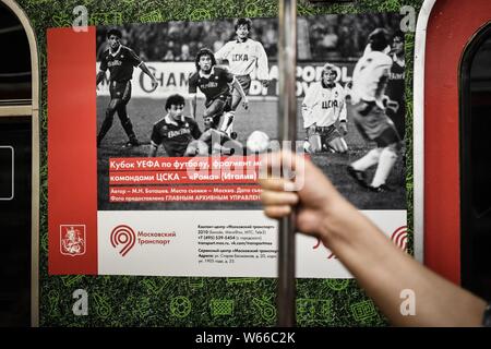 I passeggeri e gli appassionati di calcio di prendere un treno della metropolitana appositamente equipaggiato con calcio-decorazioni a tema per il 2018 FIFA World Cup a una stazione della metropolitana in Mos Foto Stock