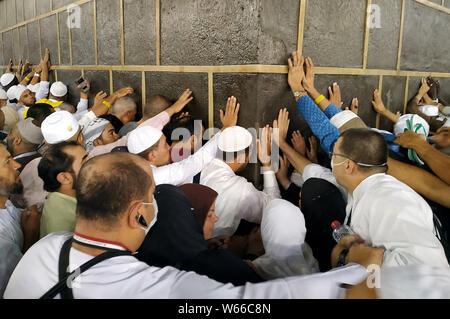 Luglio 30, 2019, la Mecca, Jedddah, Arabia Saudita: musulmani pellegrini kiss e toccare la parete della Kaaba come eseguire il Tawaf al- Ifada durante l annuale hajj pellegrinaggio alla Mecca Luglio 31, 2019. Secondo i musulmani libro sacro Corano, la Kaaba fu costruita da Abramo e suo figlio Ismael, dopo Ismael si erano insediati in Arabia. Milioni di musulmani sono arrivati in Arabia Saudita per eseguire il loro Hajj Credito: Ashraf Amra/immagini APA/ZUMA filo/Alamy Live News Foto Stock