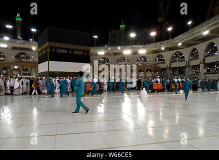 Luglio 30, 2019, la Mecca, Jedddah, Arabia Saudita: i lavoratori pulire il pavimento della Sacra Kaaba presso la Grande Moschea, durante l annuale hajj pellegrinaggio alla Mecca Luglio 31, 2019. Secondo i musulmani libro sacro Corano, la Kaaba fu costruita da Abramo e suo figlio Ismael, dopo Ismael si erano insediati in Arabia. Milioni di musulmani sono arrivati in Arabia Saudita per eseguire il loro Hajj Credito: Ashraf Amra/immagini APA/ZUMA filo/Alamy Live News Foto Stock