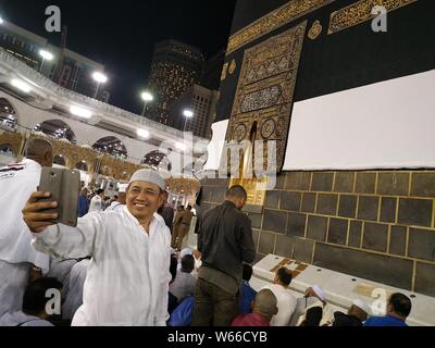 Luglio 30, 2019, la Mecca, Jedddah, Arabia Saudita: musulmani pellegrini pregano attorno alla Sacra Kaaba presso la Grande Moschea, durante l annuale hajj pellegrinaggio alla Mecca Luglio 31, 2019. Secondo i musulmani libro sacro Corano, la Kaaba fu costruita da Abramo e suo figlio Ismael, dopo Ismael si erano insediati in Arabia. Milioni di musulmani sono arrivati in Arabia Saudita per eseguire il loro Hajj Credito: Ashraf Amra/immagini APA/ZUMA filo/Alamy Live News Foto Stock