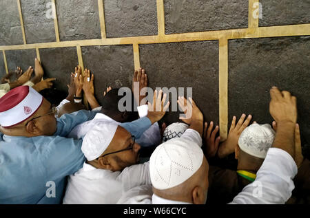Luglio 30, 2019, la Mecca, Jedddah, Arabia Saudita: musulmani pellegrini kiss e toccare la parete della Kaaba come eseguire il Tawaf al- Ifada durante l annuale hajj pellegrinaggio alla Mecca Luglio 31, 2019. Secondo i musulmani libro sacro Corano, la Kaaba fu costruita da Abramo e suo figlio Ismael, dopo Ismael si erano insediati in Arabia. Milioni di musulmani sono arrivati in Arabia Saudita per eseguire il loro Hajj Credito: Ashraf Amra/immagini APA/ZUMA filo/Alamy Live News Foto Stock