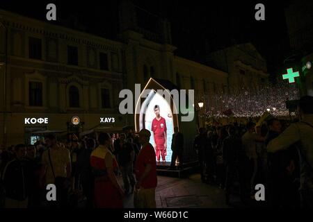 Un cartello del Qatar 2022 FIFA World Cup è in esposizione su strada durante il 2018 FIFA World Cup a Mosca, Russia, 8 luglio 2018. Foto Stock