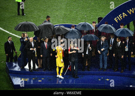 Il portiere Hugo Lloris, anteriore sinistra e capo allenatore Didier Deschamps, anteriore destra, della Francia sono aggiudicati e accolti dal presidente della FIFA Gianni Infantino Foto Stock