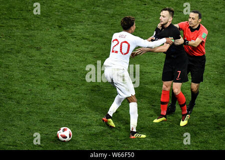 Il dele Alli di Inghilterra, sinistra, conflitti con Ivan Rakitic della Croazia nel tempo extra di loro semifinale partita durante il 2018 FIFA World Cup di Mosca Foto Stock