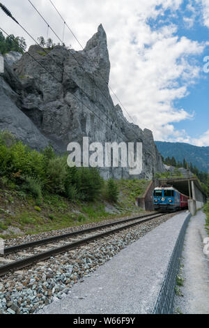 Versam, GR / Svizzera - 30. Luglio 2019: la Ferrovia Retica Stazione sulle rive del fiume Reno nella gola di Ruinaulta nelle Alpi Svizzere Foto Stock