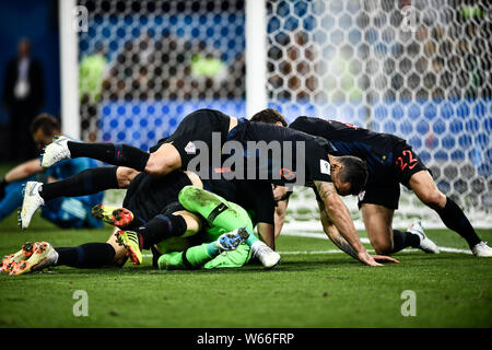 I giocatori della Croazia celebrare la loro vittoria contro la Russia nel loro quarterfinal match durante il 2018 FIFA World Cup a Sochi, Russia, 7 luglio 2018. Foto Stock