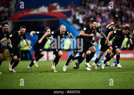 I giocatori della Croazia celebrare la loro vittoria contro la Russia nel loro quarterfinal match durante il 2018 FIFA World Cup a Sochi, Russia, 7 luglio 2018. Foto Stock