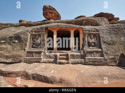 Al di fuori di Ravana Phadi Grotta templi, Aihole, Karnataka, India Foto Stock