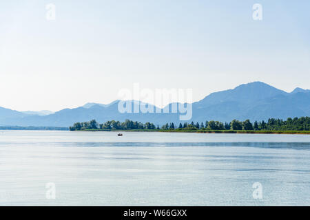 Vista sul Chiemsee con barche, Barche a vela. La Baviera, Baviera, Germania Foto Stock