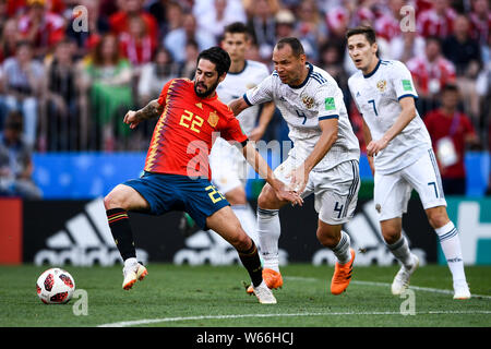 Sergei IGNASHEVICH della Russia, destra, sfide Isco di Spagna nel loro ciclo di 16 corrispondano durante il 2018 FIFA World Cup a Mosca, Russia, 1 Luglio 2018 Foto Stock