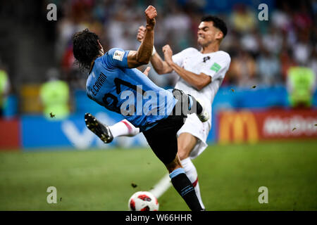 Edinson Cavani dell Uruguay, anteriore controlla la sfera contro Pepe del Portogallo nel giro di 16 match tra Uruguay e Portogallo durante il 2018 FIF Foto Stock